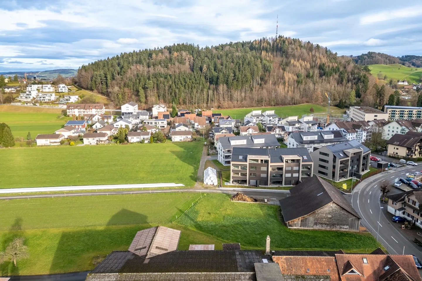 Terrain de construction attrayant avec structures existantes - Photo 5 sur 8