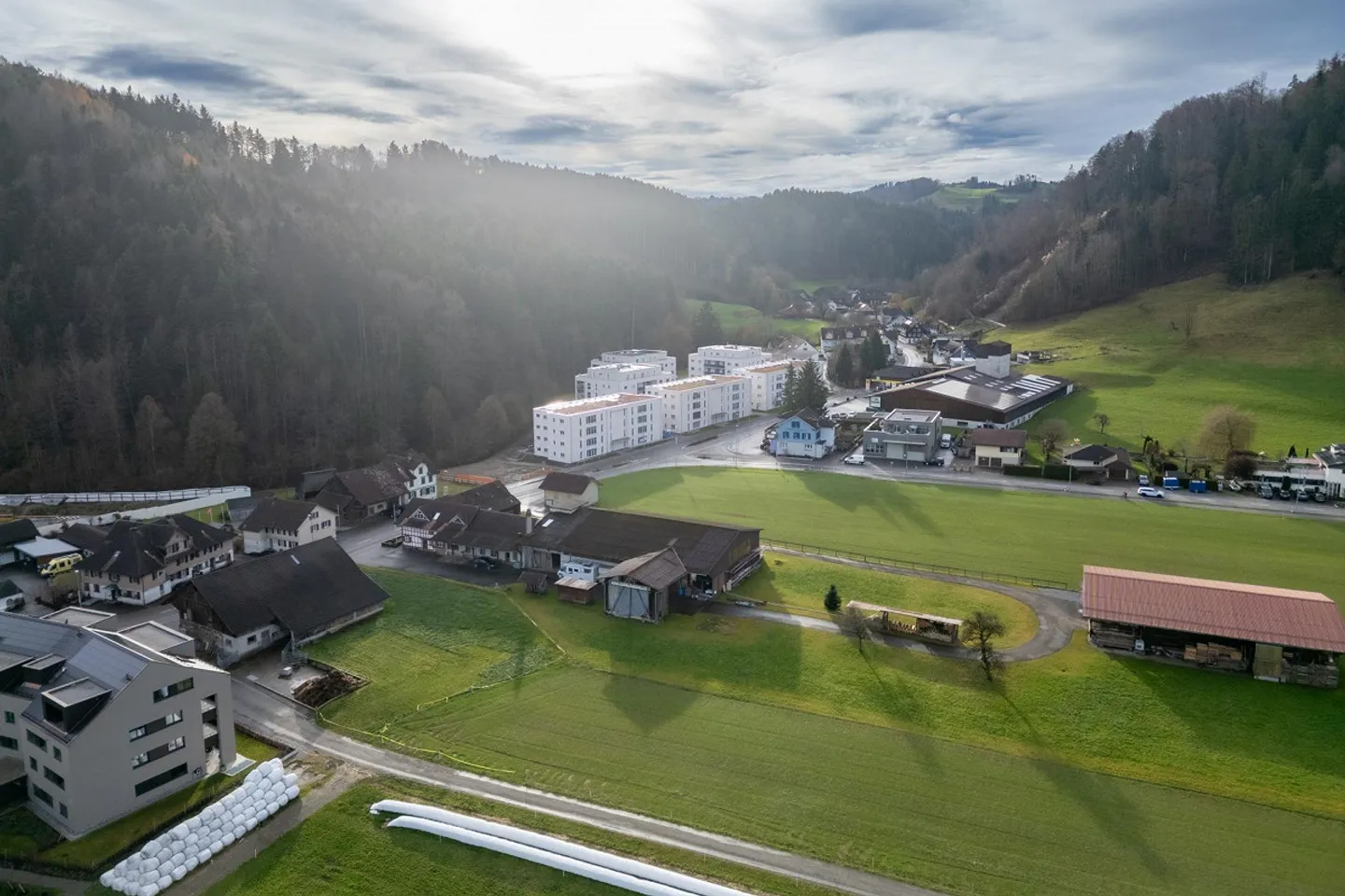 Terrain de construction attrayant avec structures existantes - Photo 6 sur 8