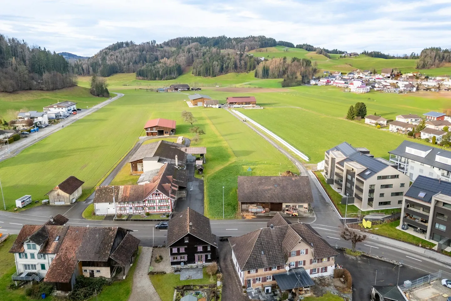 Terrain de construction attrayant avec structures existantes - Photo 7 sur 8