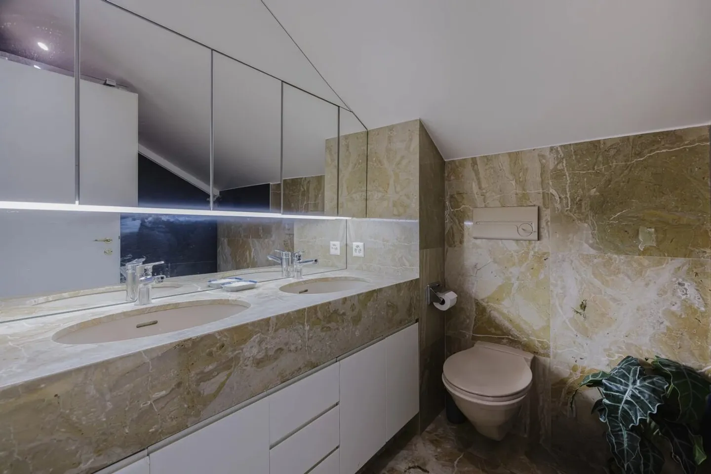 Appartement de 5 pièces avec vue sur le lac et la Cathédrale - Photo 8 sur 12