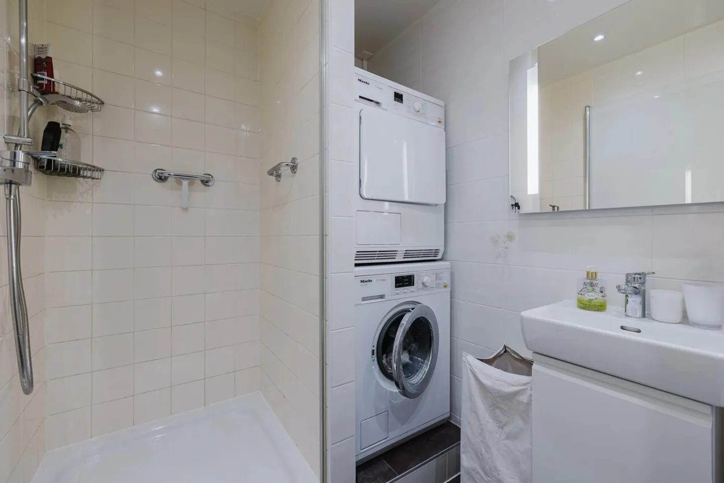 Appartement de 5 pièces avec vue sur le lac et la Cathédrale - Photo 10 sur 12