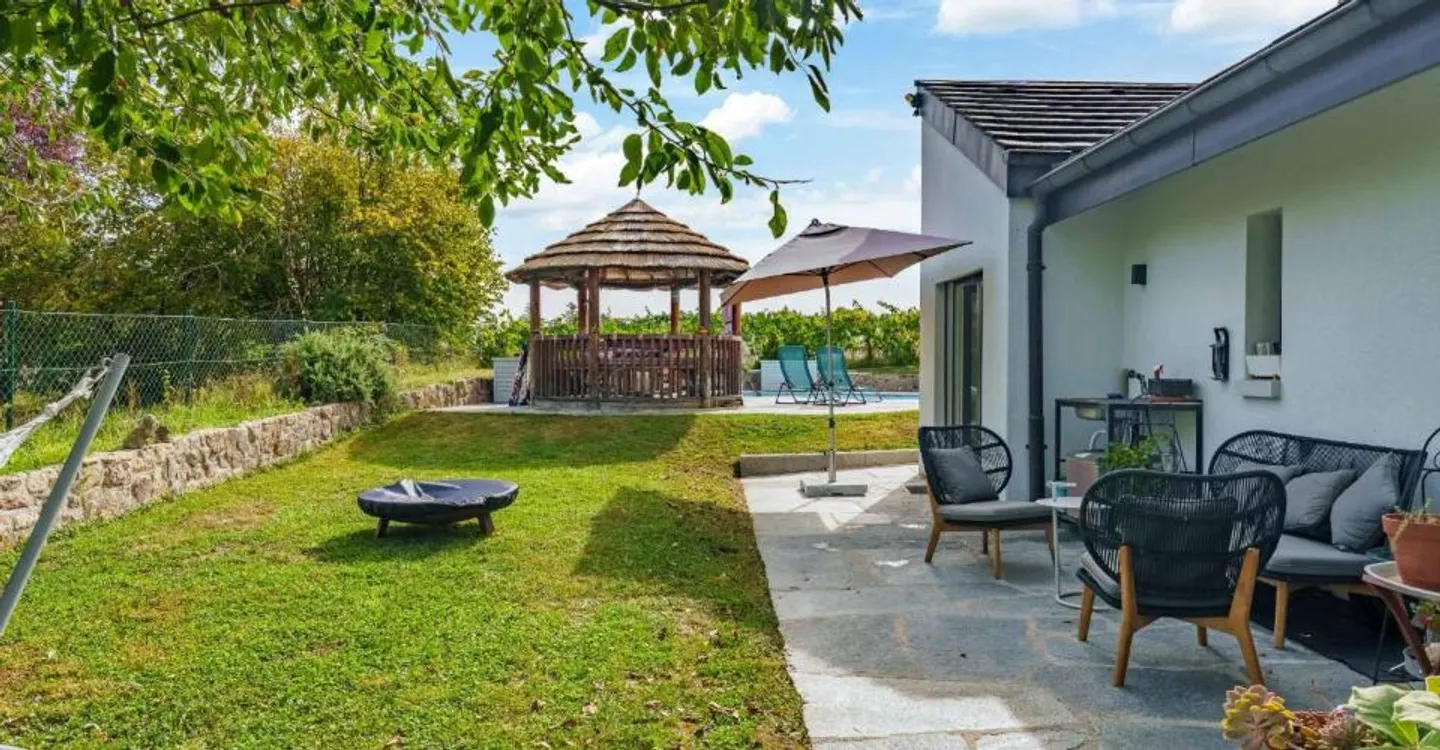 Very beautiful family villa in Terre-Sainte - Photo 2 of 12