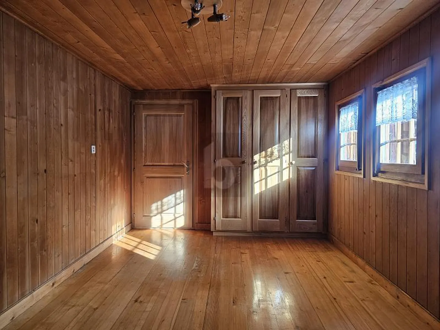 BATHED IN LIGHT, CALM AND COMFORTABLE - Photo 4 of 6