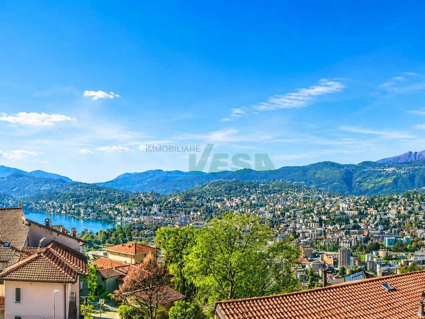 Villa neuve moderne avec vue panoramique spectaculaire et piscine - Photo 1 sur 15