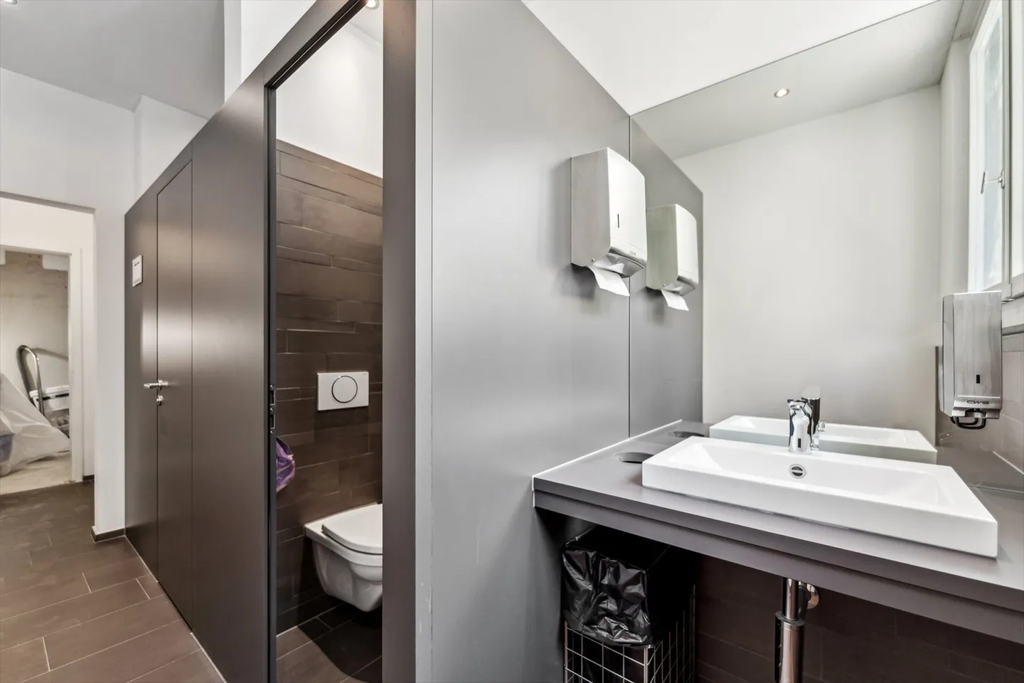 Close to Lucerne Train Station - Ready-to-move-in Office! - Photo 6 of 8