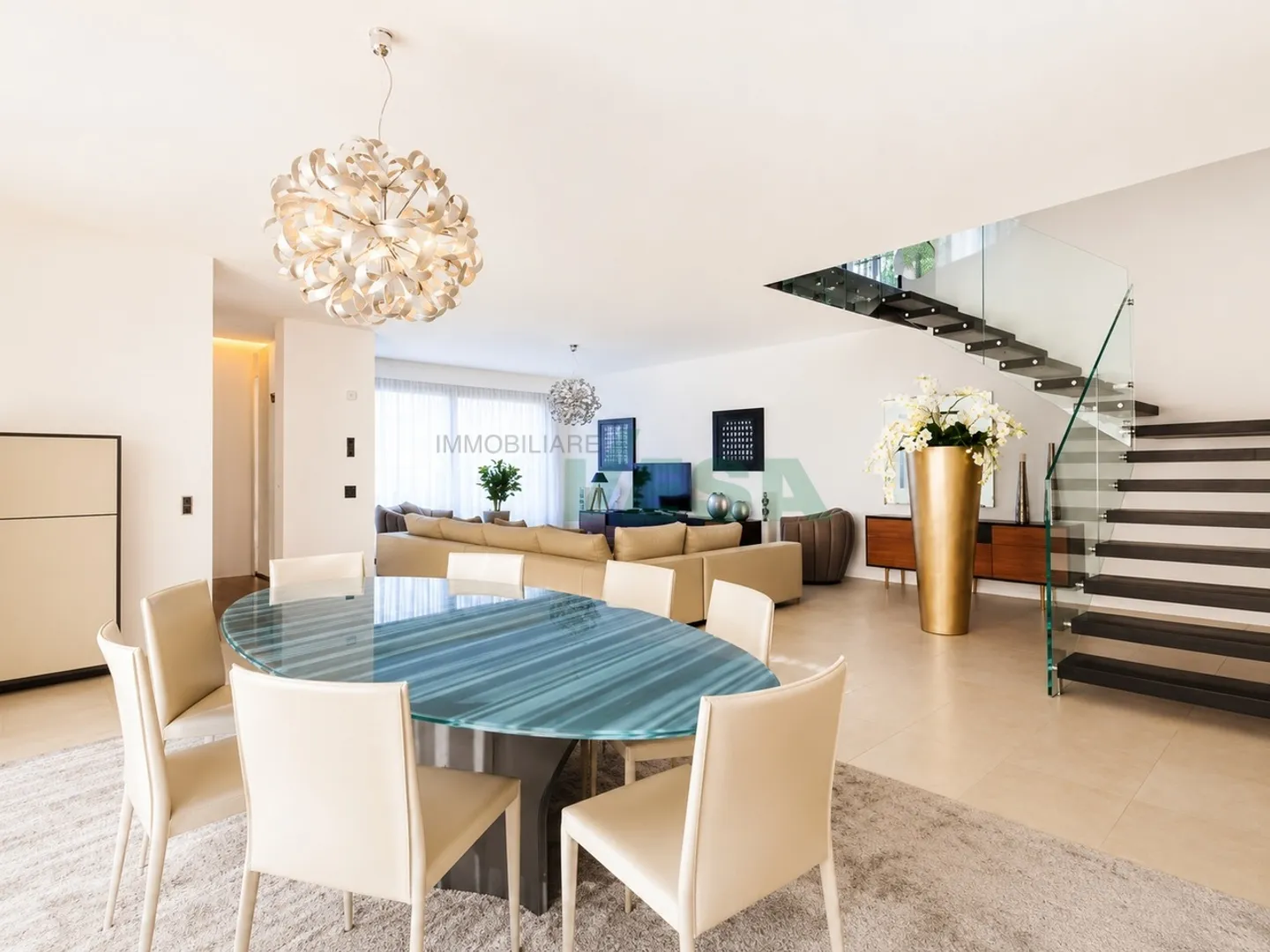 Villa neuve moderne avec vue panoramique spectaculaire et piscine - Photo 2 sur 15