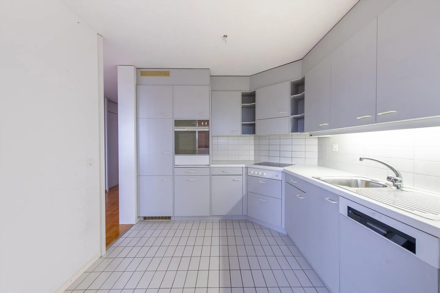 Duplex apartment with cozy fireplace & private washing machine - Photo 3 of 13