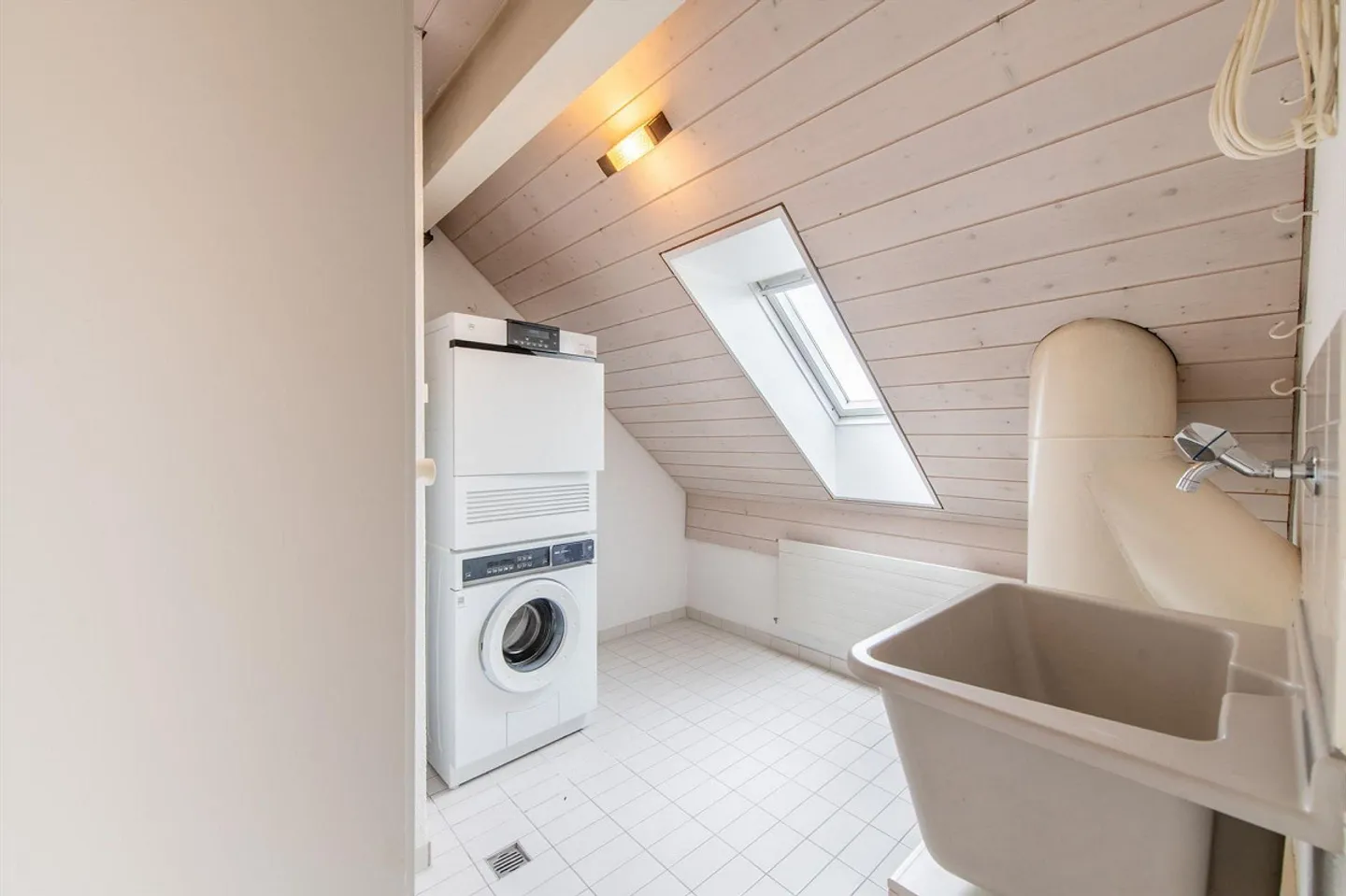 Duplex apartment with cozy fireplace & private washing machine - Photo 13 of 13