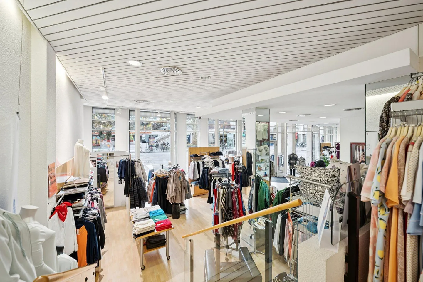 Attractive commercial space with optimal visibility - Photo 3 of 12