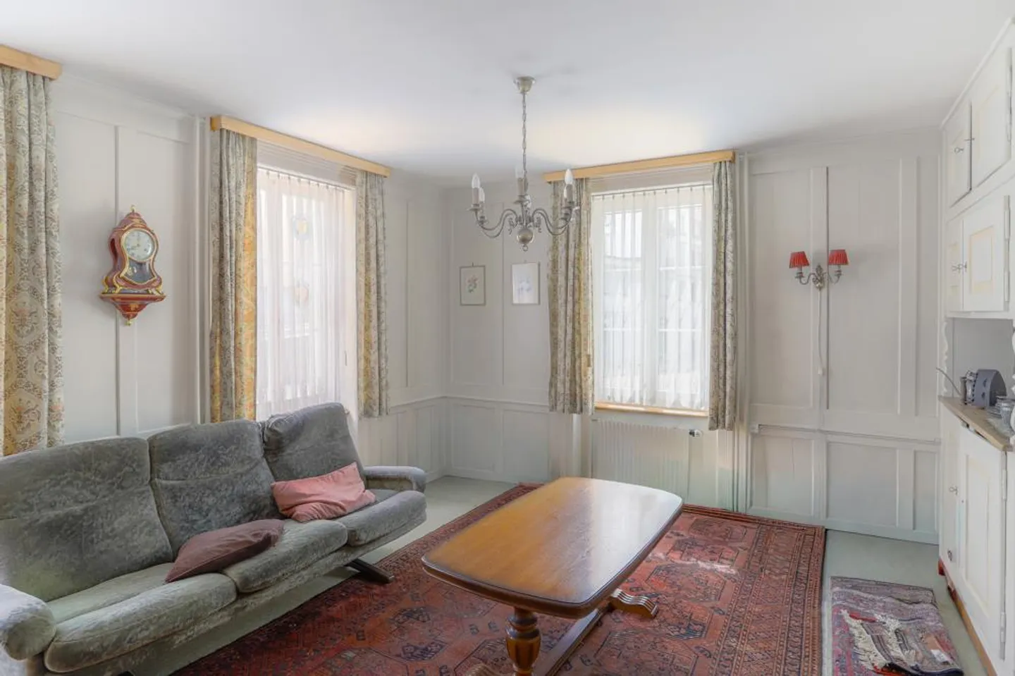 Multi-family house with potential in a central location - Photo 2 of 7