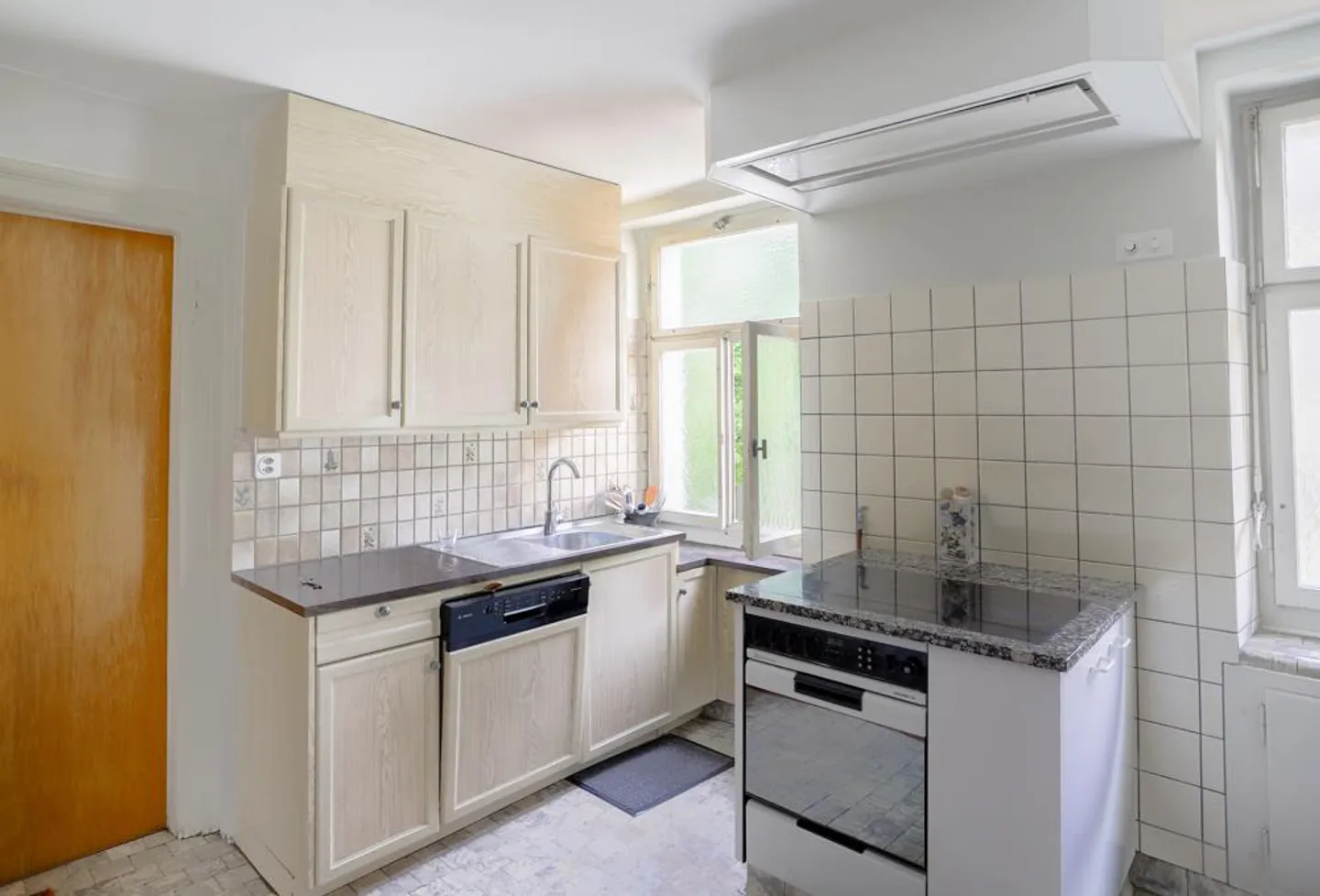 Multi-family house with potential in a central location - Photo 4 of 7