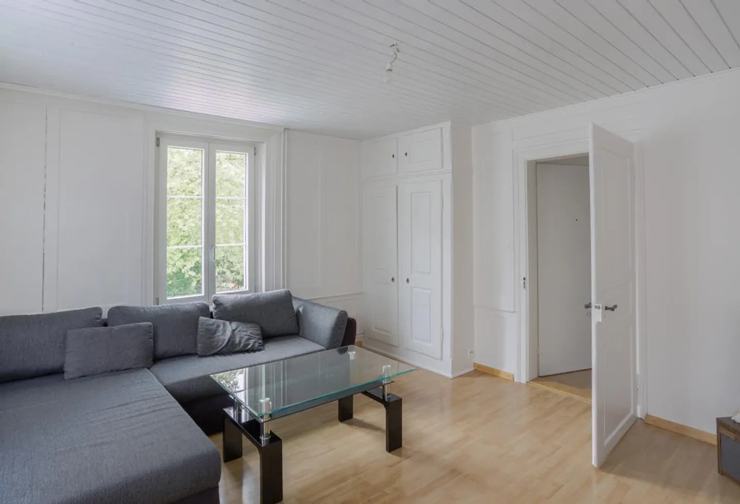 Multi-family house with potential in a central location - Photo 5 of 7