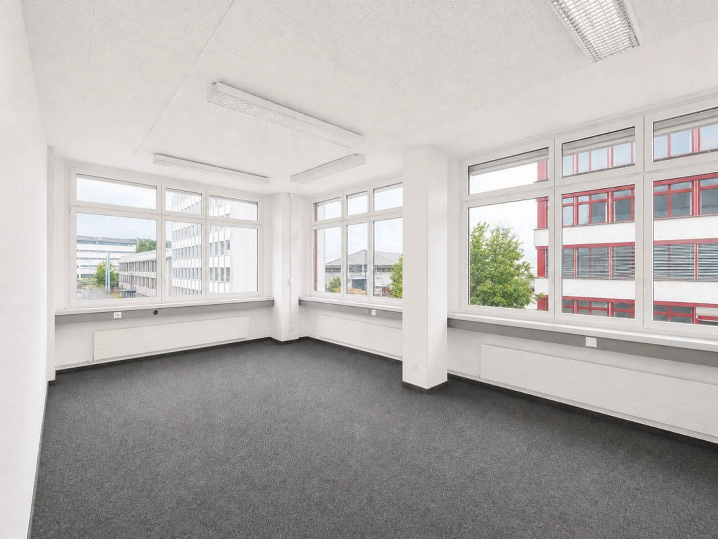 125 m² de surface de bureau avec 4 bureaux à Regensdorf ! - Photo 1 sur 8
