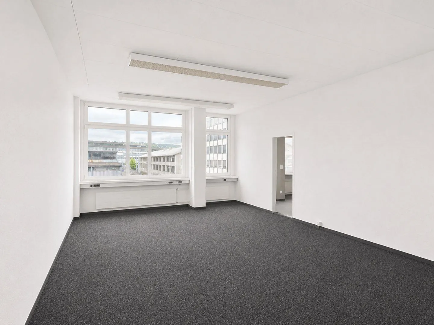 125 m² de surface de bureau avec 4 bureaux à Regensdorf ! - Photo 2 sur 8