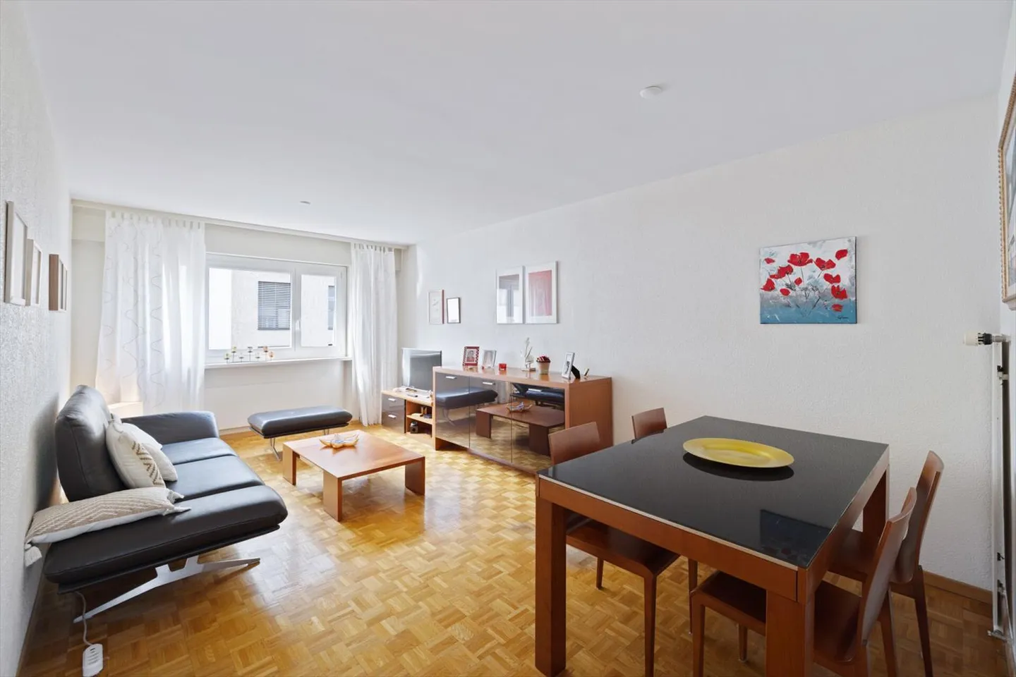 CHARMANTES 4.5 ZIMMER WOHNUNG MIT 96 M2, ZWEI SCHRITE VOM BAHNHOF SION - Foto 3 von 11