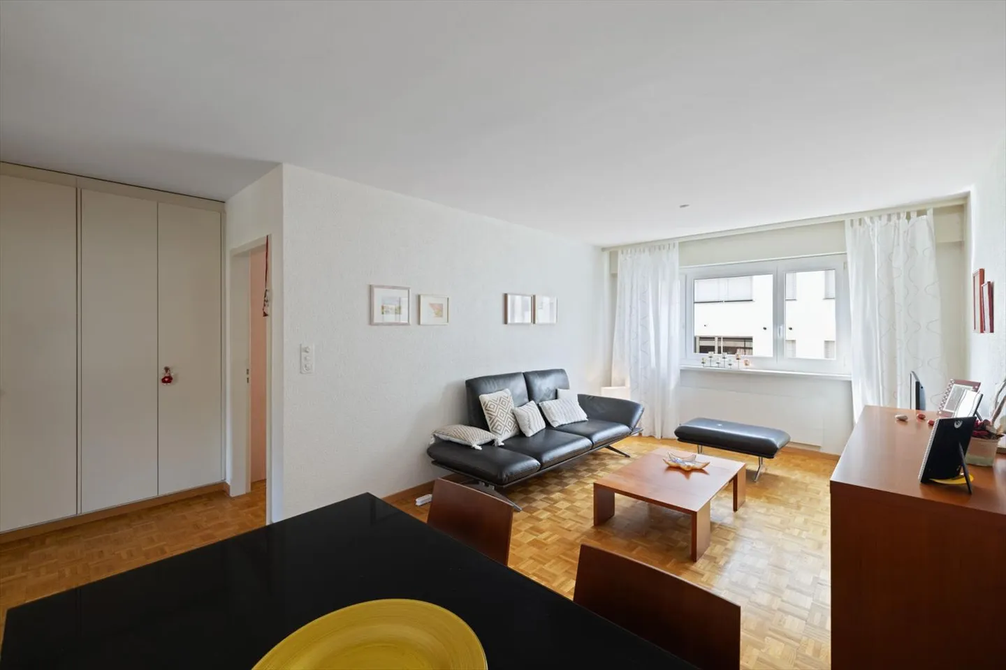 CHARMANTES 4.5 ZIMMER WOHNUNG MIT 96 M2, ZWEI SCHRITE VOM BAHNHOF SION - Foto 4 von 11