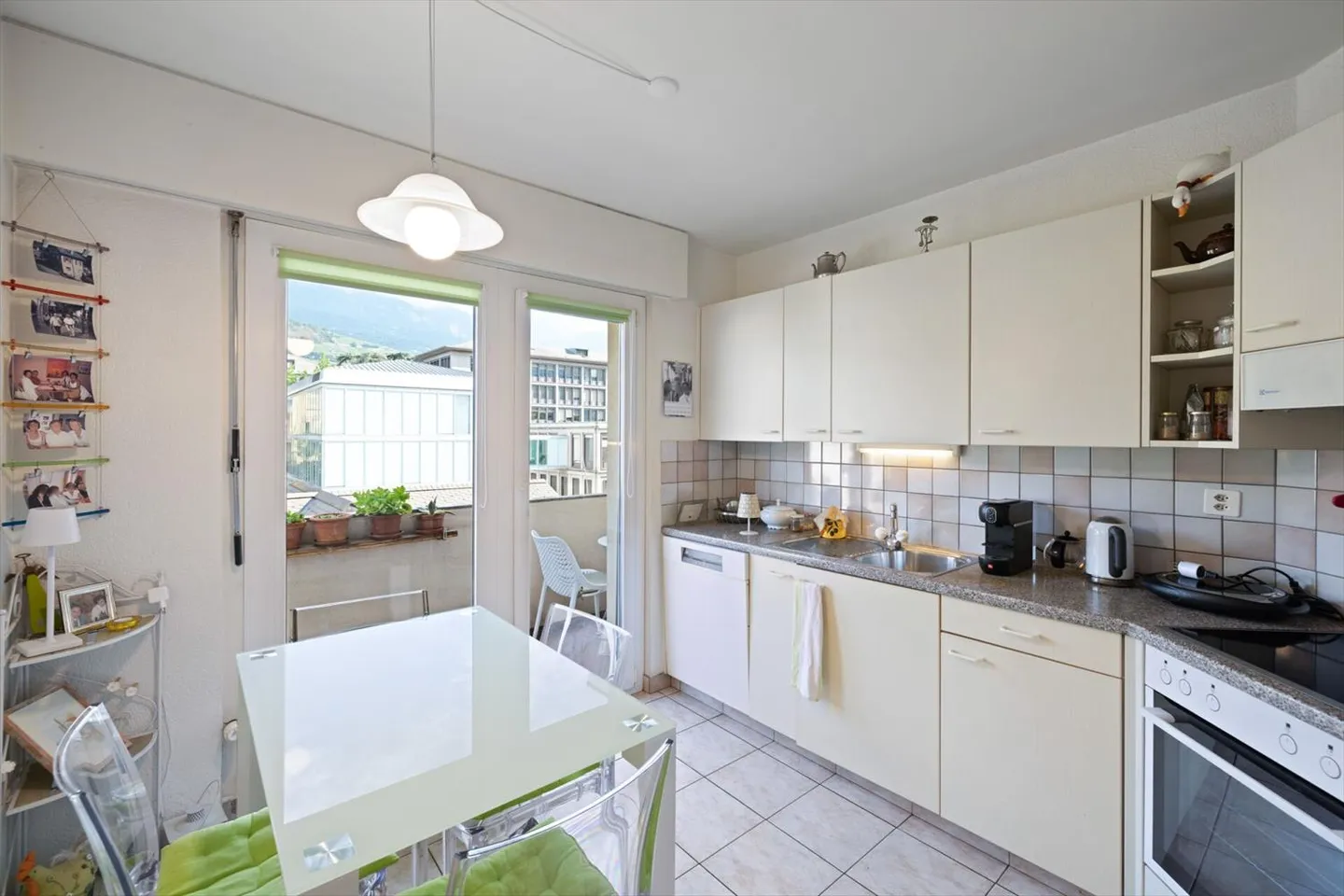 CHARMANTES 4.5 ZIMMER WOHNUNG MIT 96 M2, ZWEI SCHRITE VOM BAHNHOF SION - Foto 5 von 11