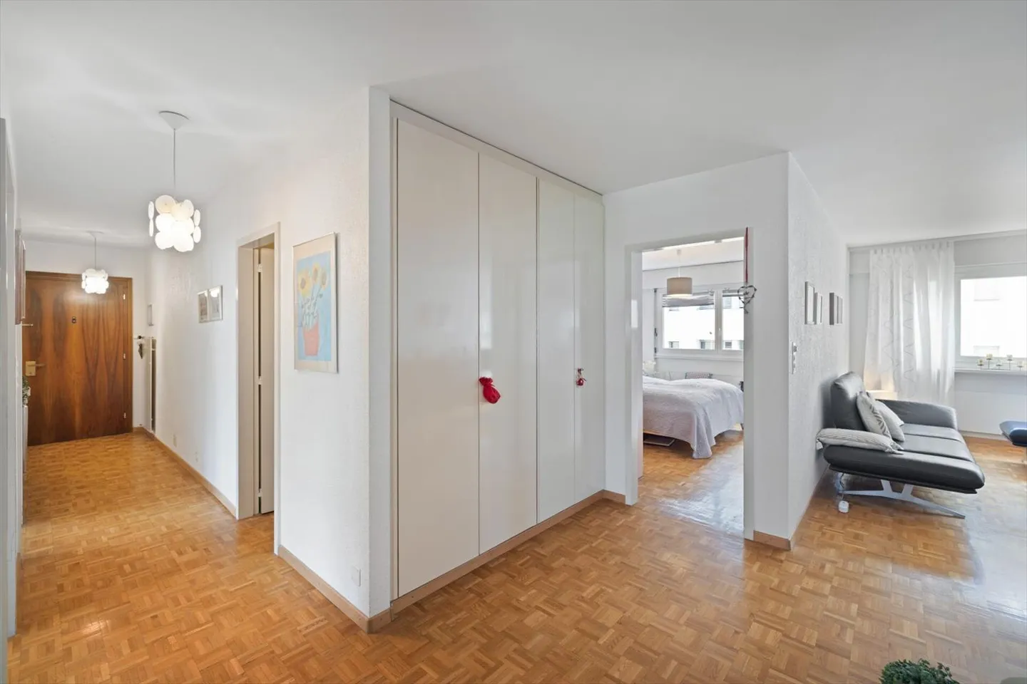 CHARMANTES 4.5 ZIMMER WOHNUNG MIT 96 M2, ZWEI SCHRITE VOM BAHNHOF SION - Foto 6 von 11