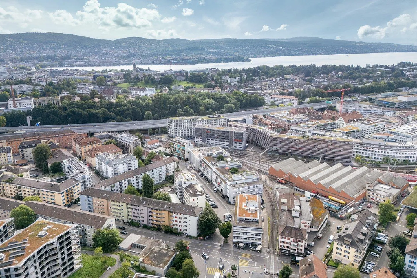 Espace polyvalent au rez-de-chaussée près de la gare de Zurich Giesshübel - Photo 4 sur 10