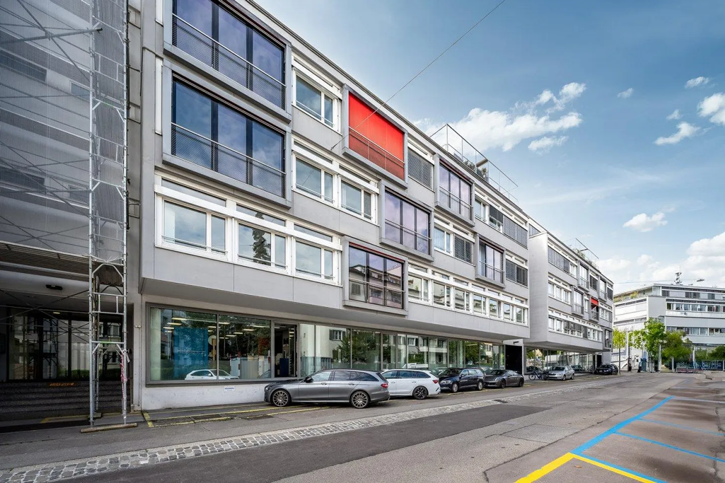 Espace polyvalent au rez-de-chaussée près de la gare de Zurich Giesshübel - Photo 1 sur 10