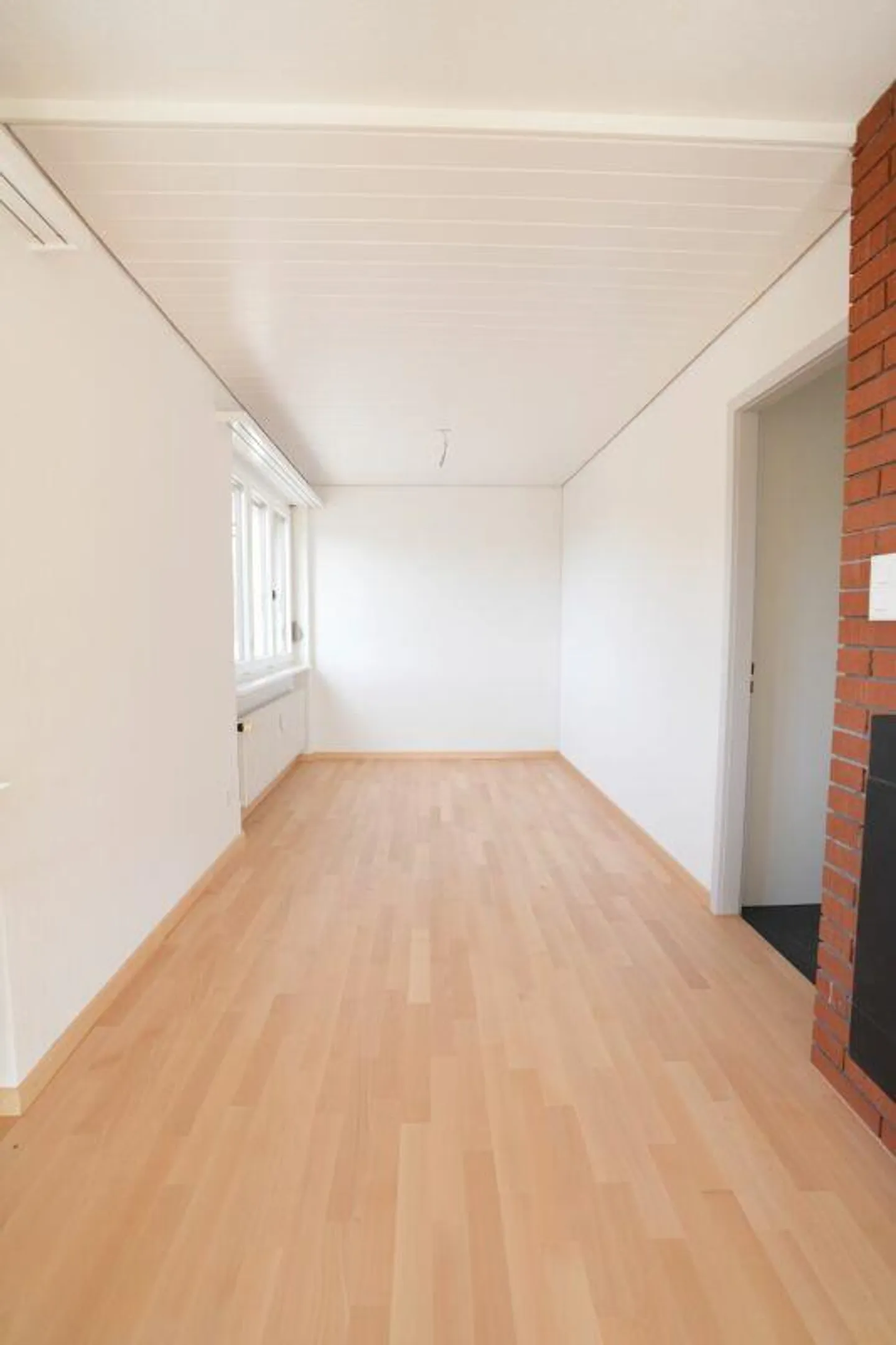 Appartement rénové de 3,5 pièces avec vue sur la montagne - Photo 2 sur 10