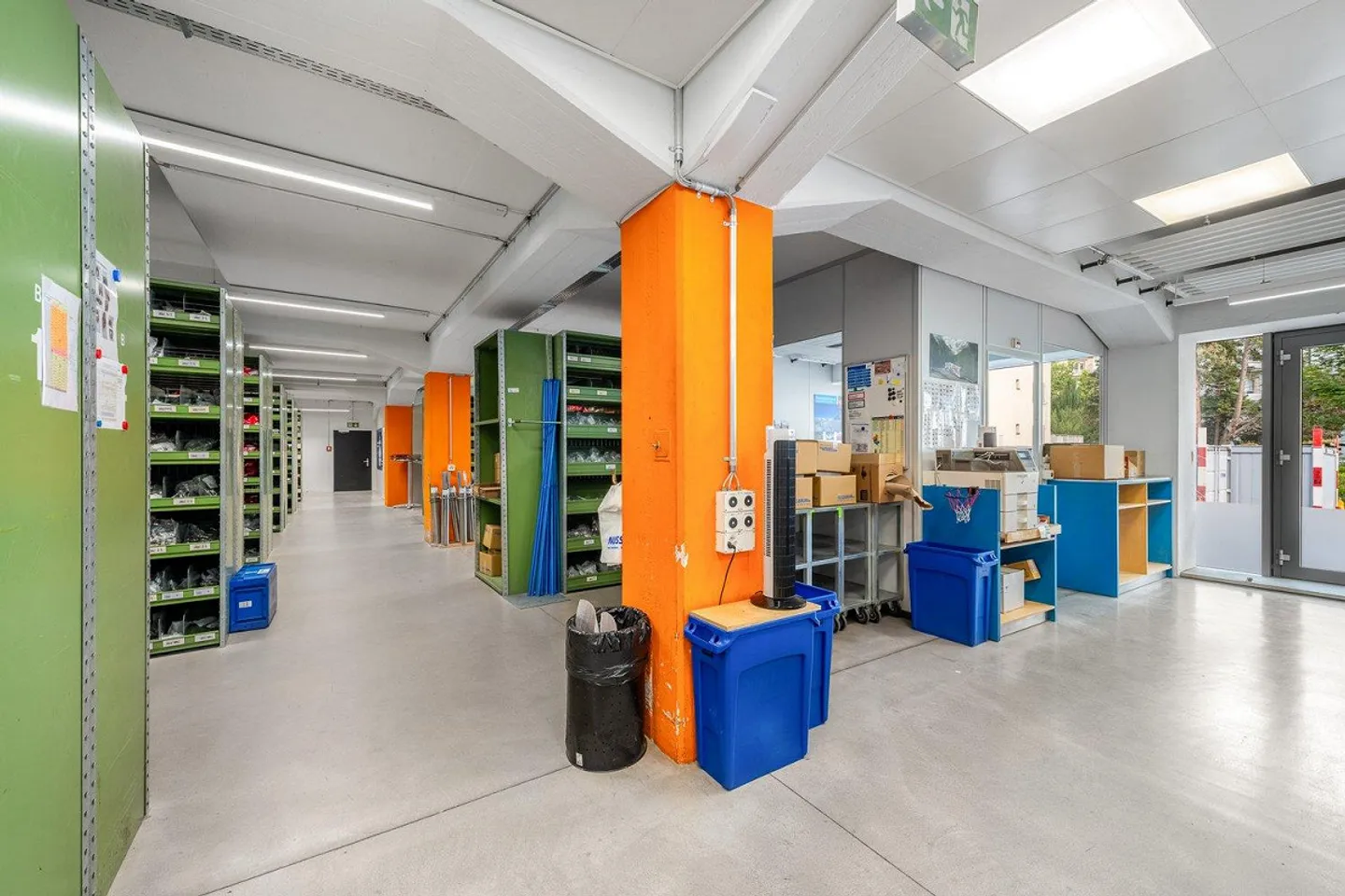 Espace polyvalent au rez-de-chaussée près de la gare de Zurich Giesshübel - Photo 7 sur 10