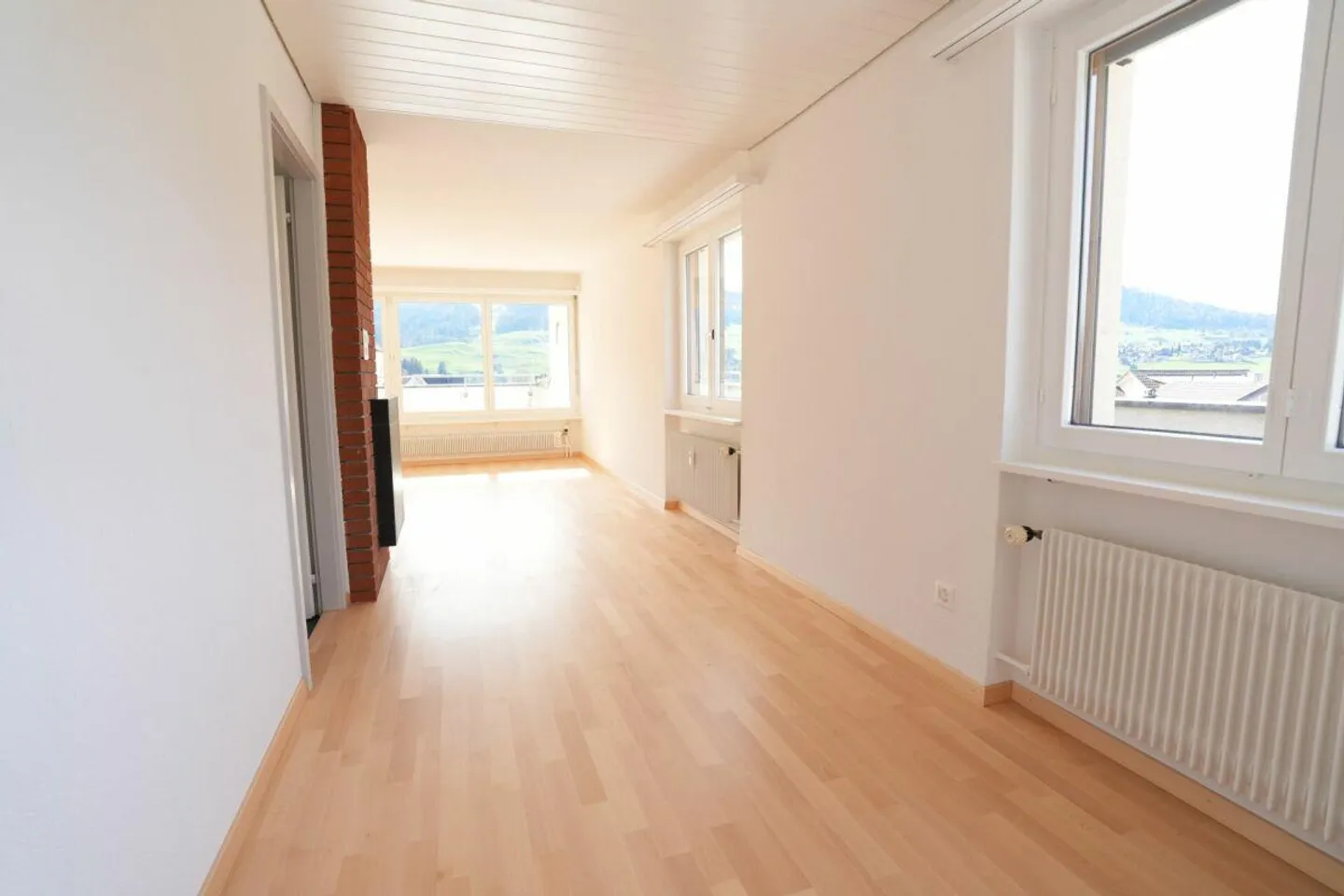 Appartement rénové de 3,5 pièces avec vue sur la montagne - Photo 3 sur 10