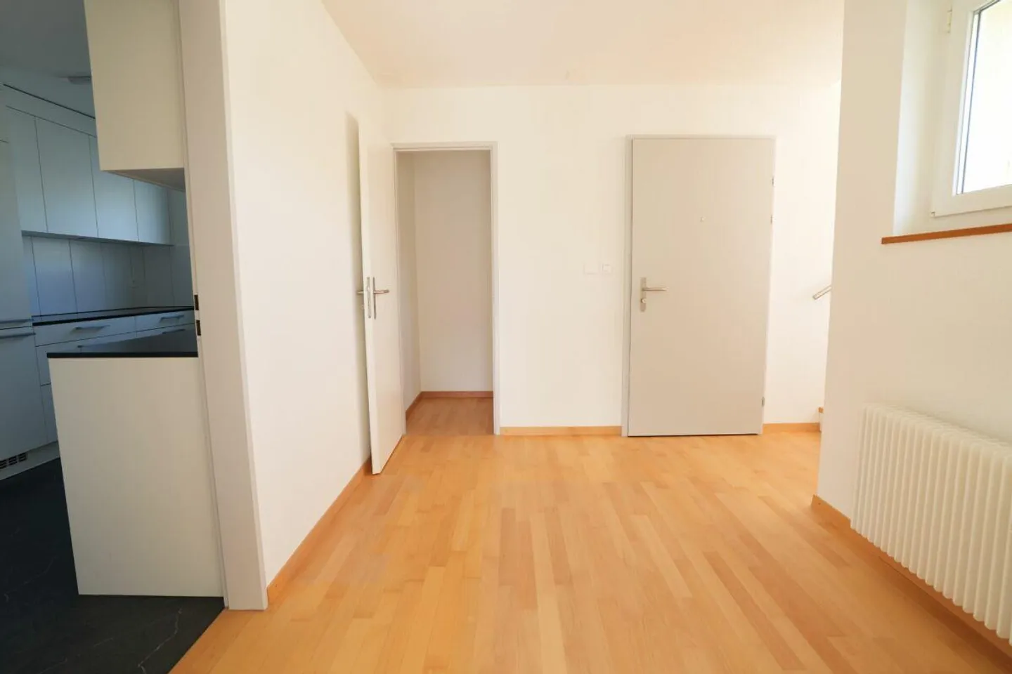 Appartement rénové de 3,5 pièces avec vue sur la montagne - Photo 4 sur 10