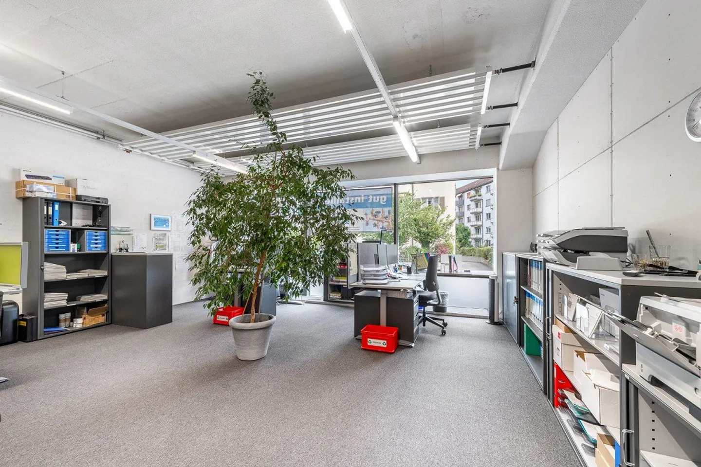 Espace polyvalent au rez-de-chaussée près de la gare de Zurich Giesshübel - Photo 10 sur 10