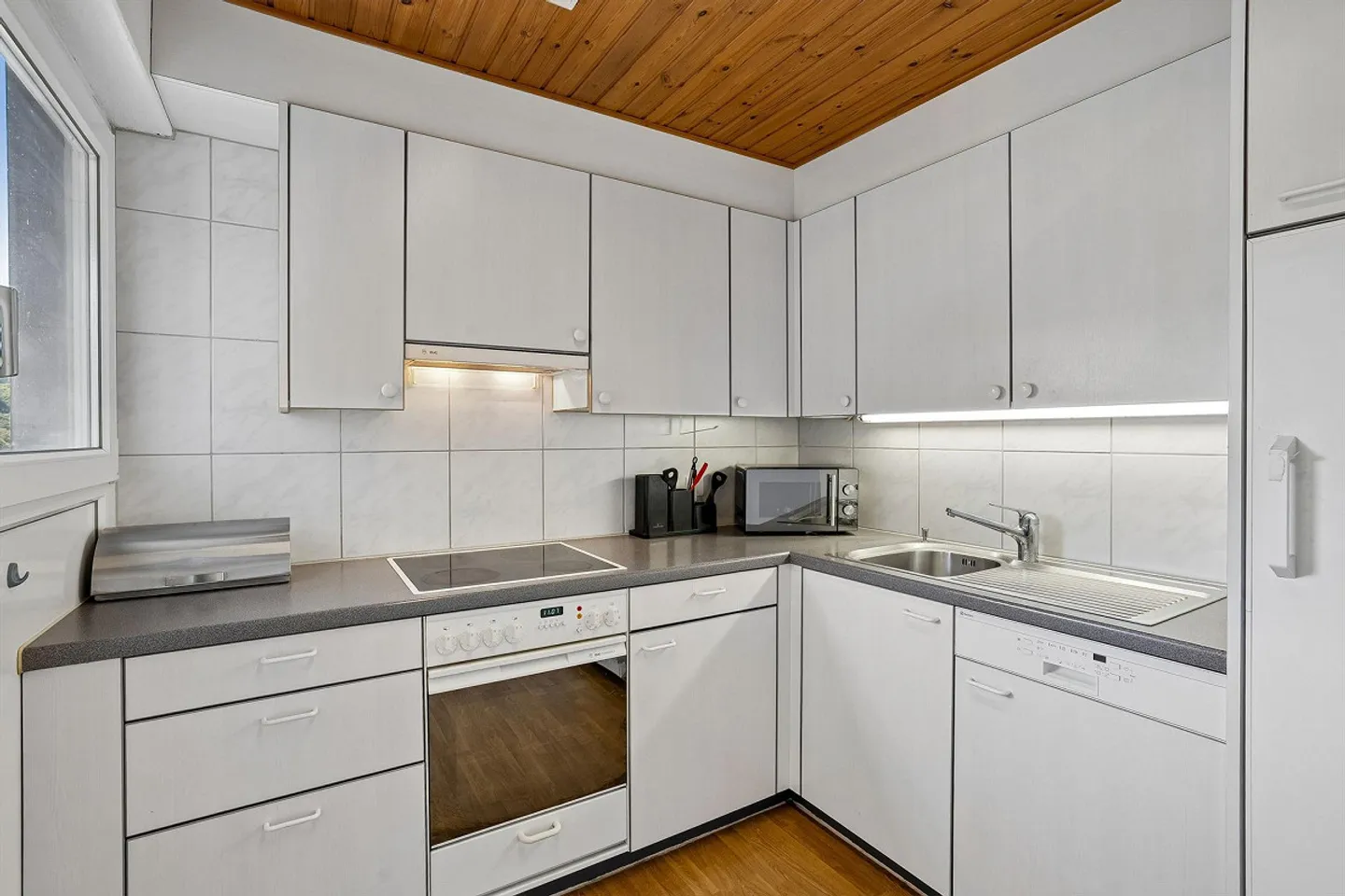 Living Above the Rooftops of Baden - Exclusive 2.5-Room Apartment - Photo 9 of 13