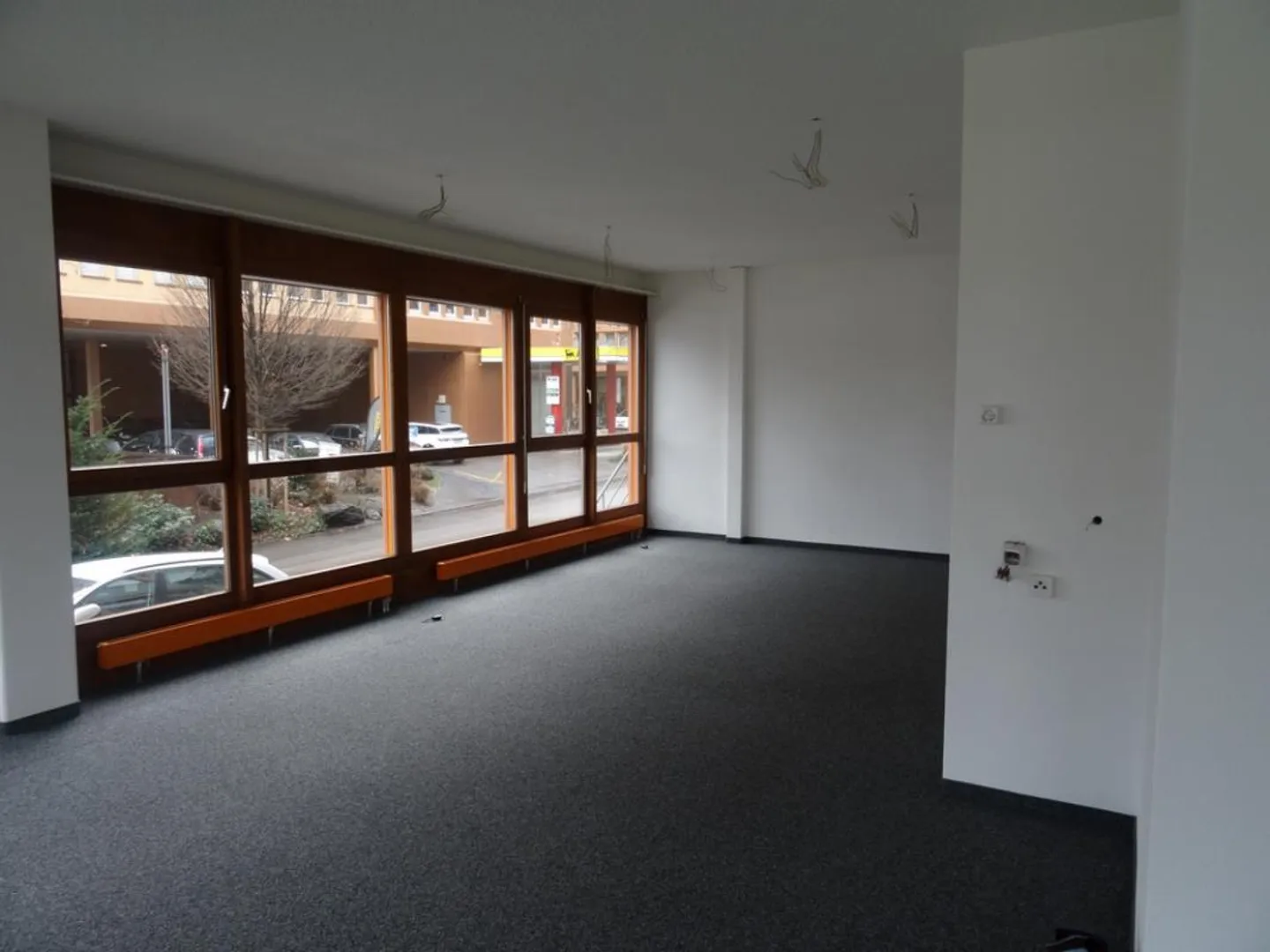 Bright office space in an optimal location - Photo 3 of 7