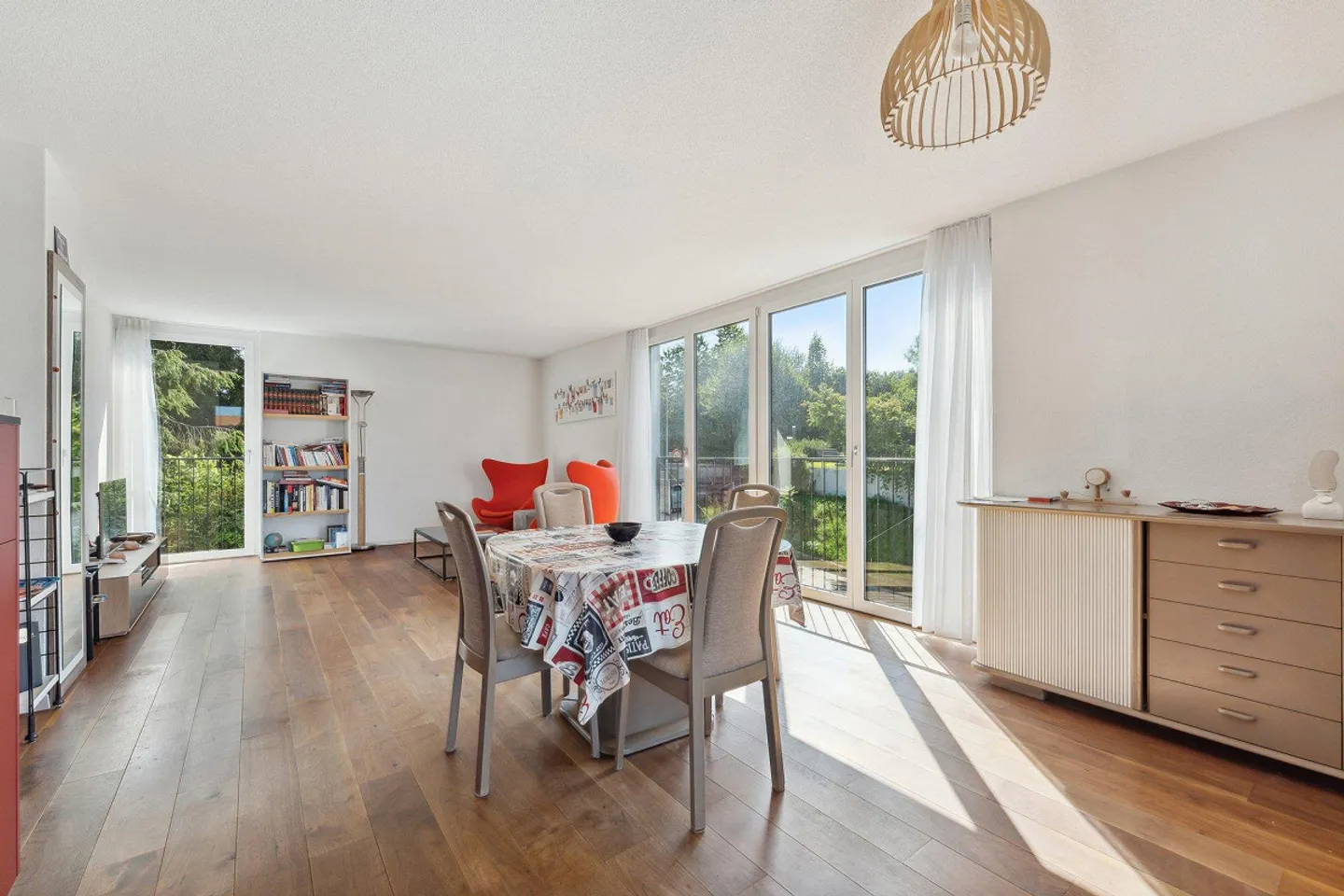 Spacious, bright 4.5-room apartment with sunny balcony near the lake - Photo 5 of 13