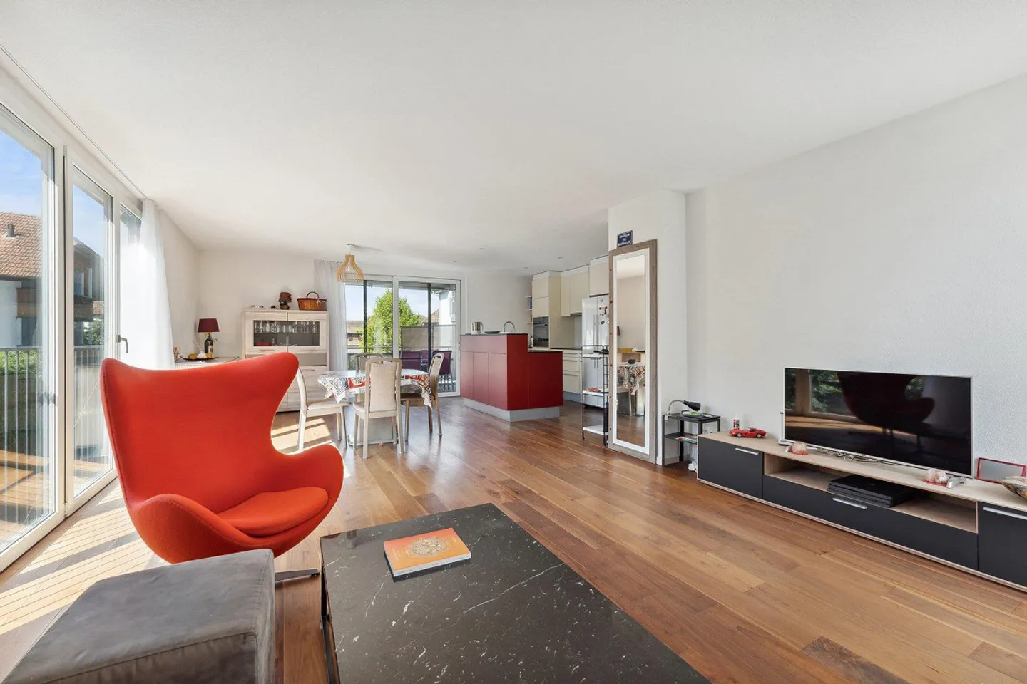 Spacious, bright 4.5-room apartment with sunny balcony near the lake - Photo 3 of 13