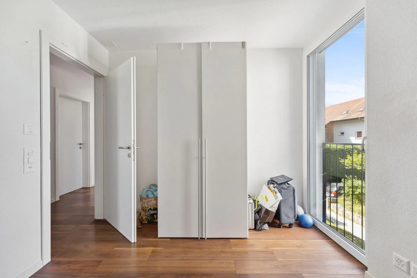 Spacious, bright 4.5-room apartment with sunny balcony near the lake - Photo 9 of 13