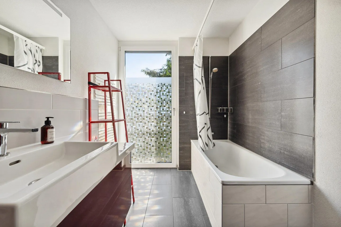 Spacious, bright 4.5-room apartment with sunny balcony near the lake - Photo 10 of 13