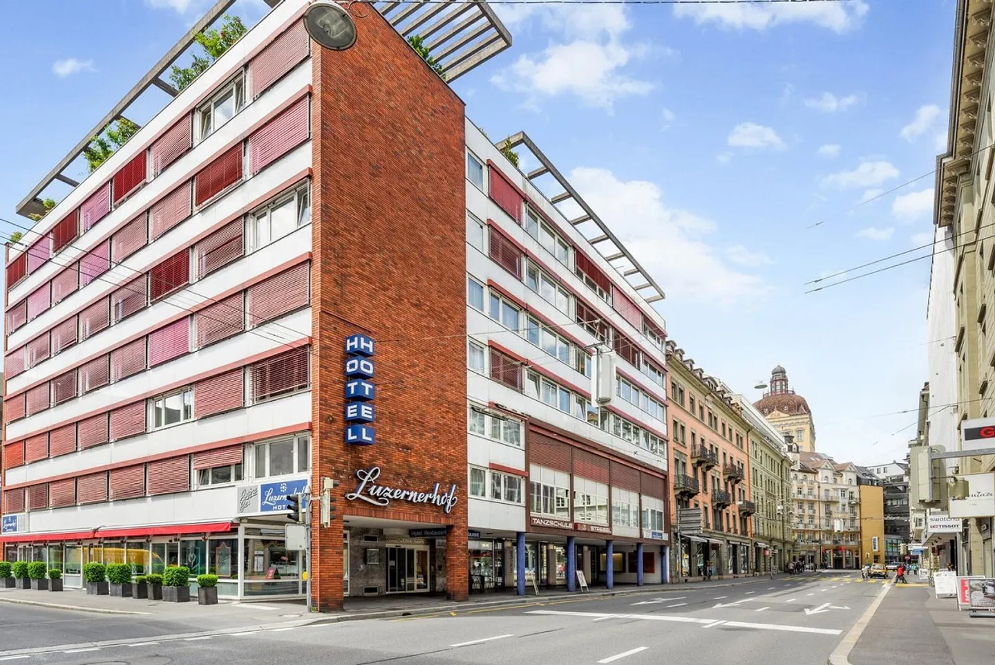 Interim Use until 30.06.2026 in a Central Location in Lucerne - Photo 1 of 9