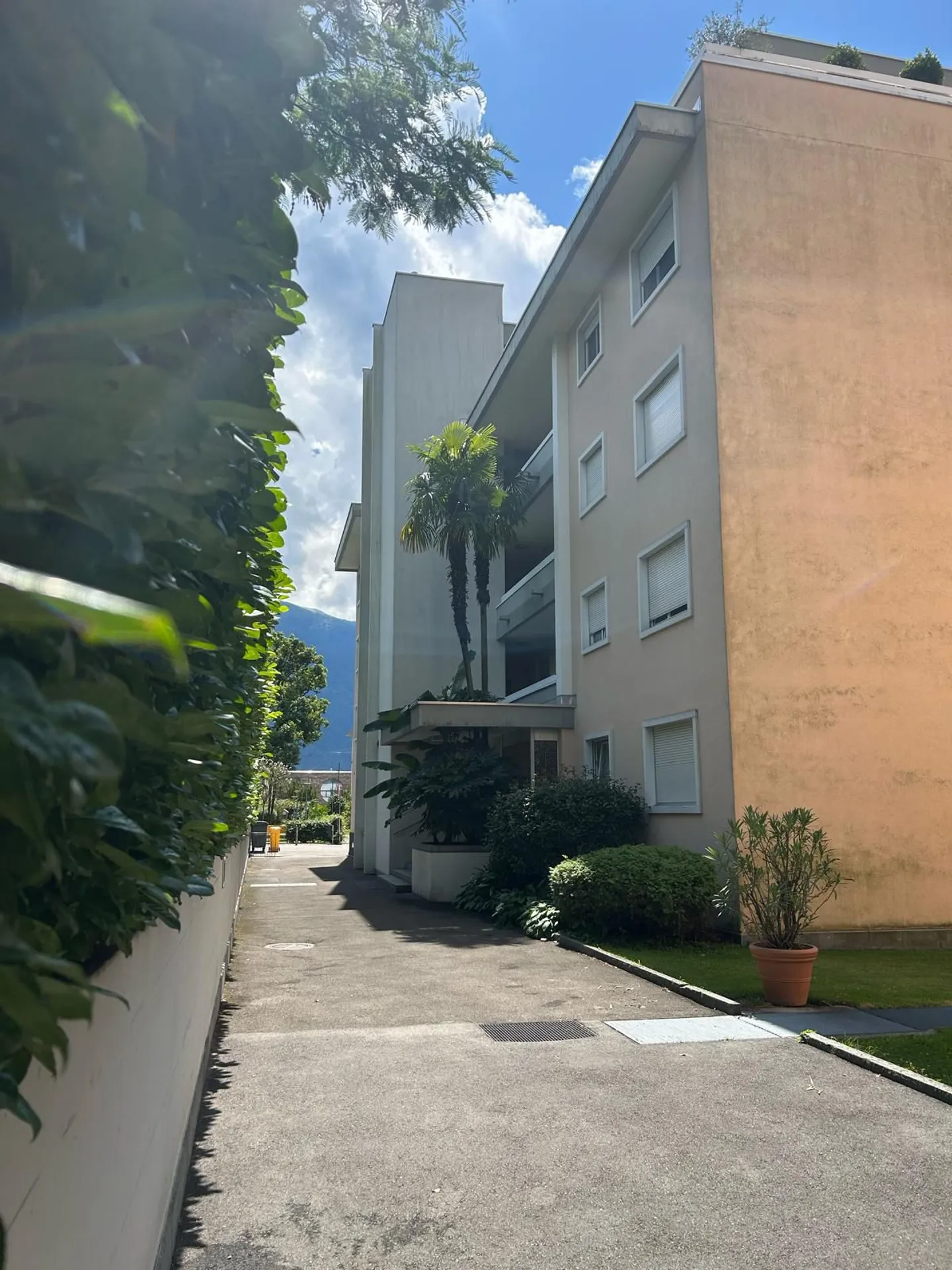 ASCONA NEAR THE CENTER AND 5 MINUTES FROM THE LAKE - Photo 2 of 8