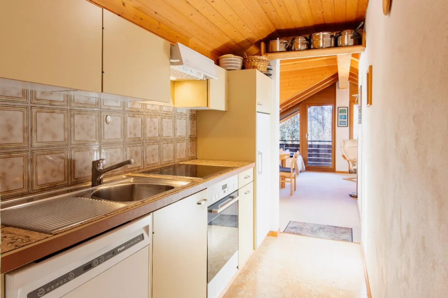 South-facing - near center, mountain railways and public transport - Photo 5 of 10