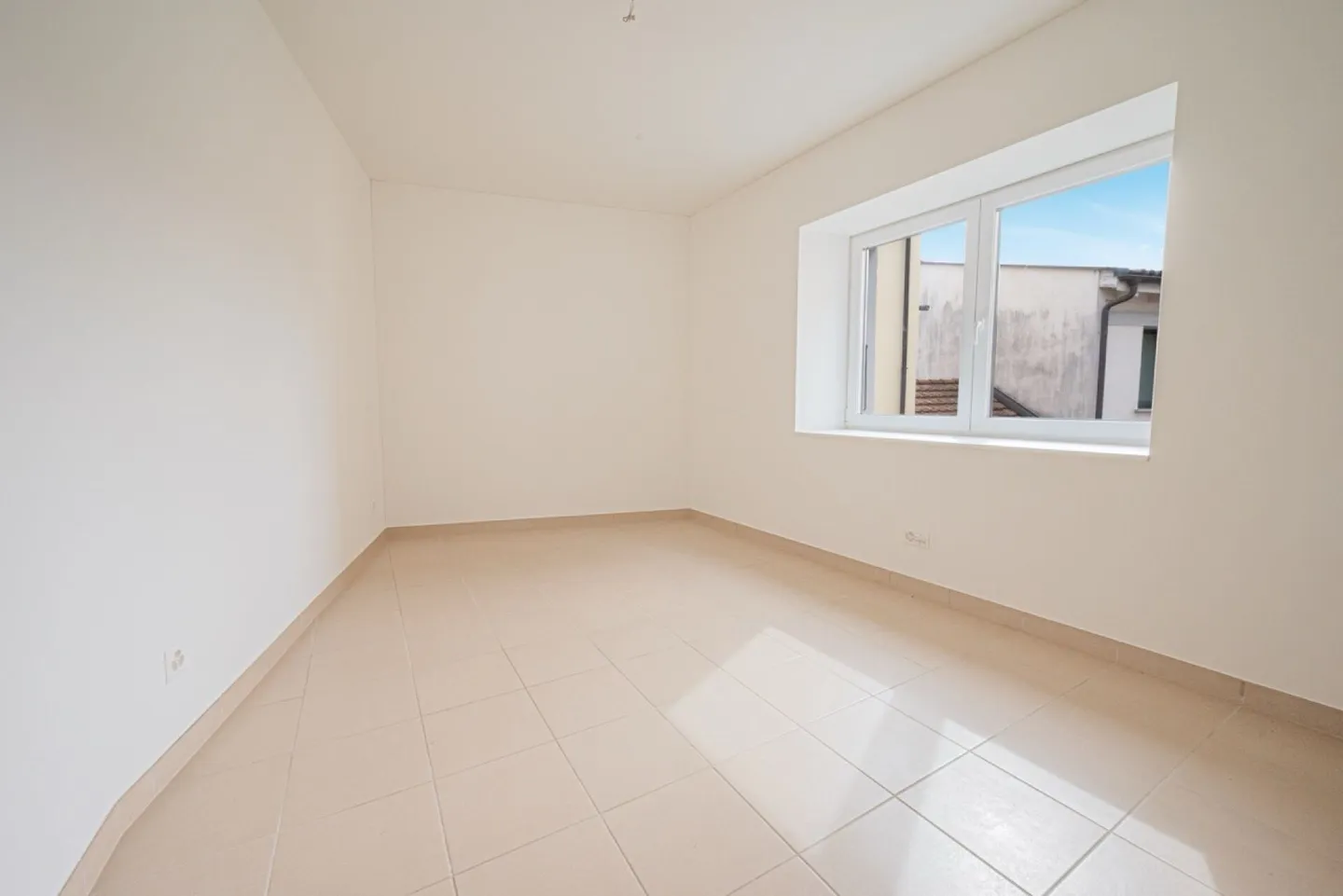 Beautiful Core House with Parking - Photo 4 of 7