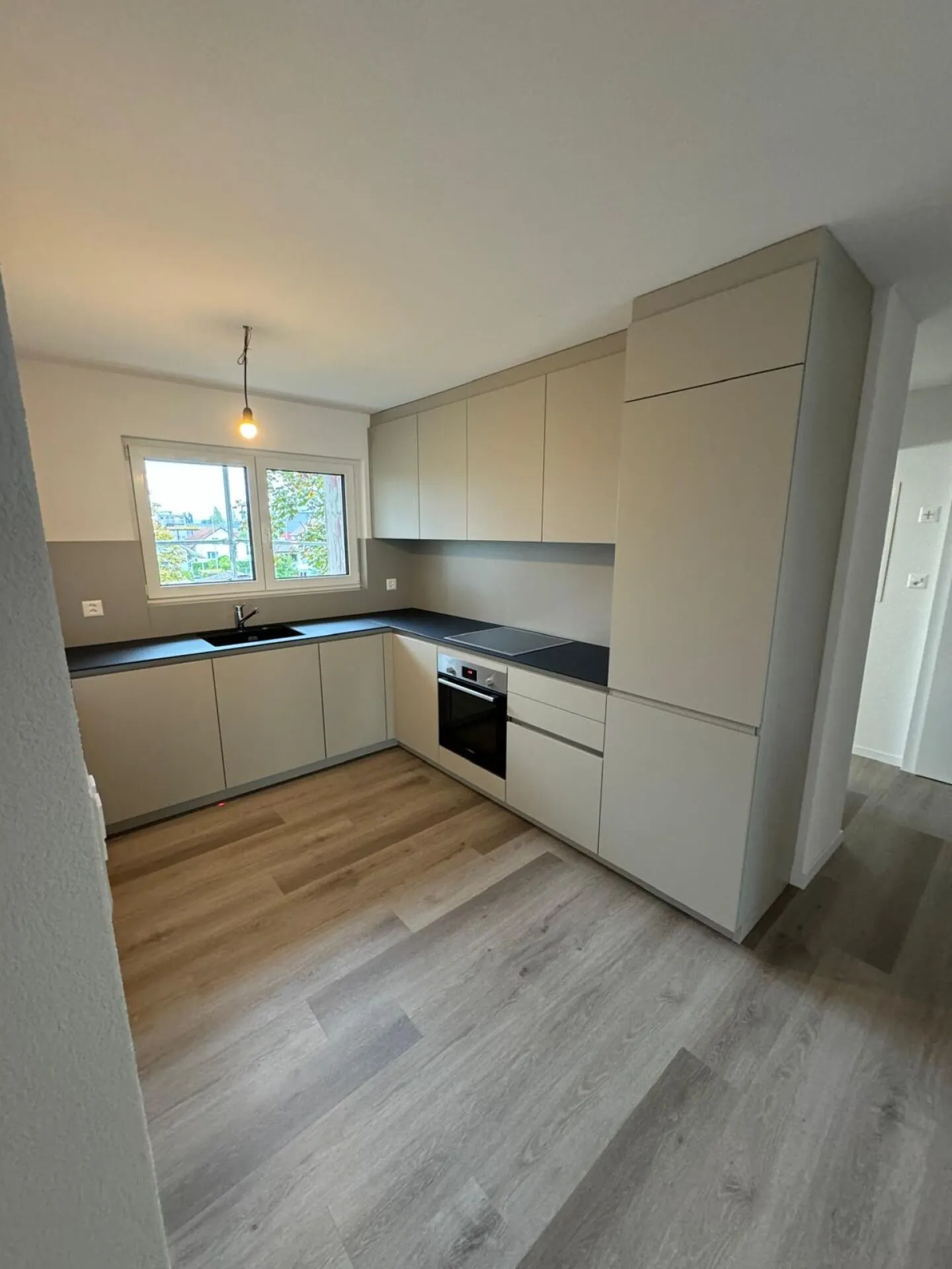 4-room apartment near the Seepark shopping center, Kreuzlingen - Photo 1 of 8