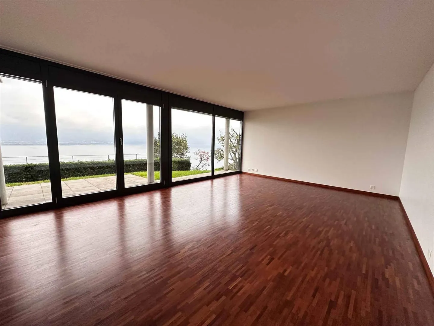 MAGNIFIKANTE WOHNUNG ZU VERMIETEN IN MONTREUX - Foto 1 von 9