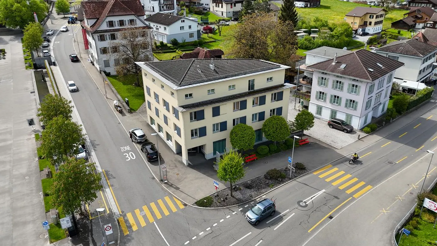 Zentrale Geschäftsfläche in Sachseln - Foto 1 von 8