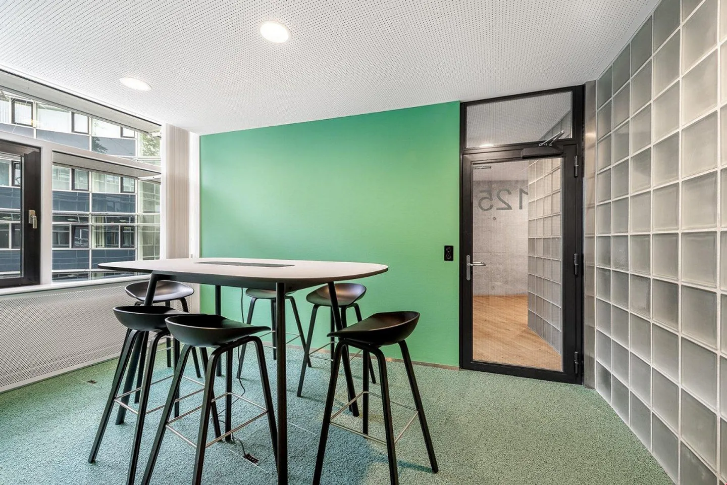 Modern & compact: converted office directly in the city - Photo 6 of 10