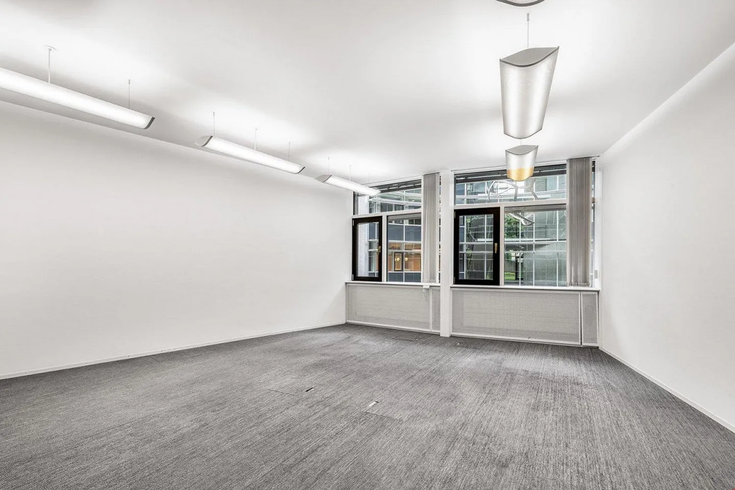 Modern & compact: converted office directly in the city - Photo 9 of 10