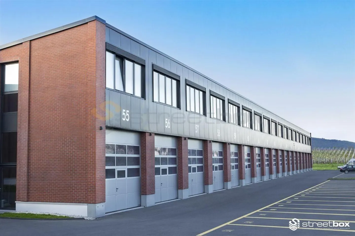 Streetbox of 115 m2 very well located! Box n°21 - Photo 1 of 3