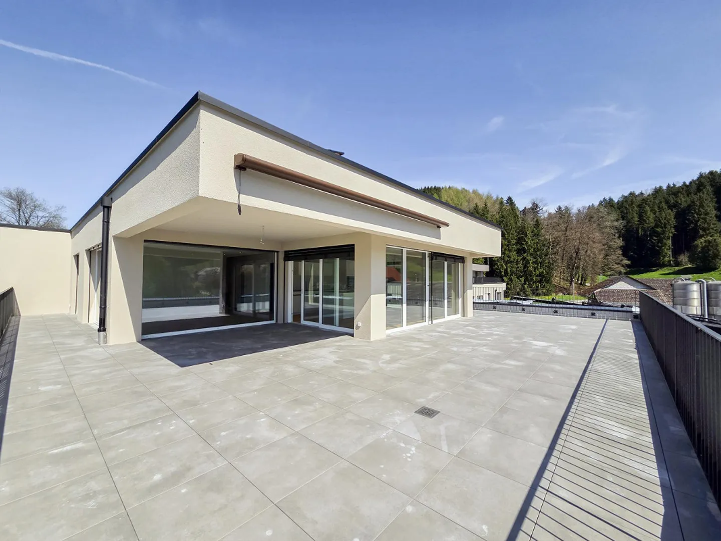 Ampio appartamento attico di 4.5 stanze in una posizione idilliaca - Foto 2 di 12