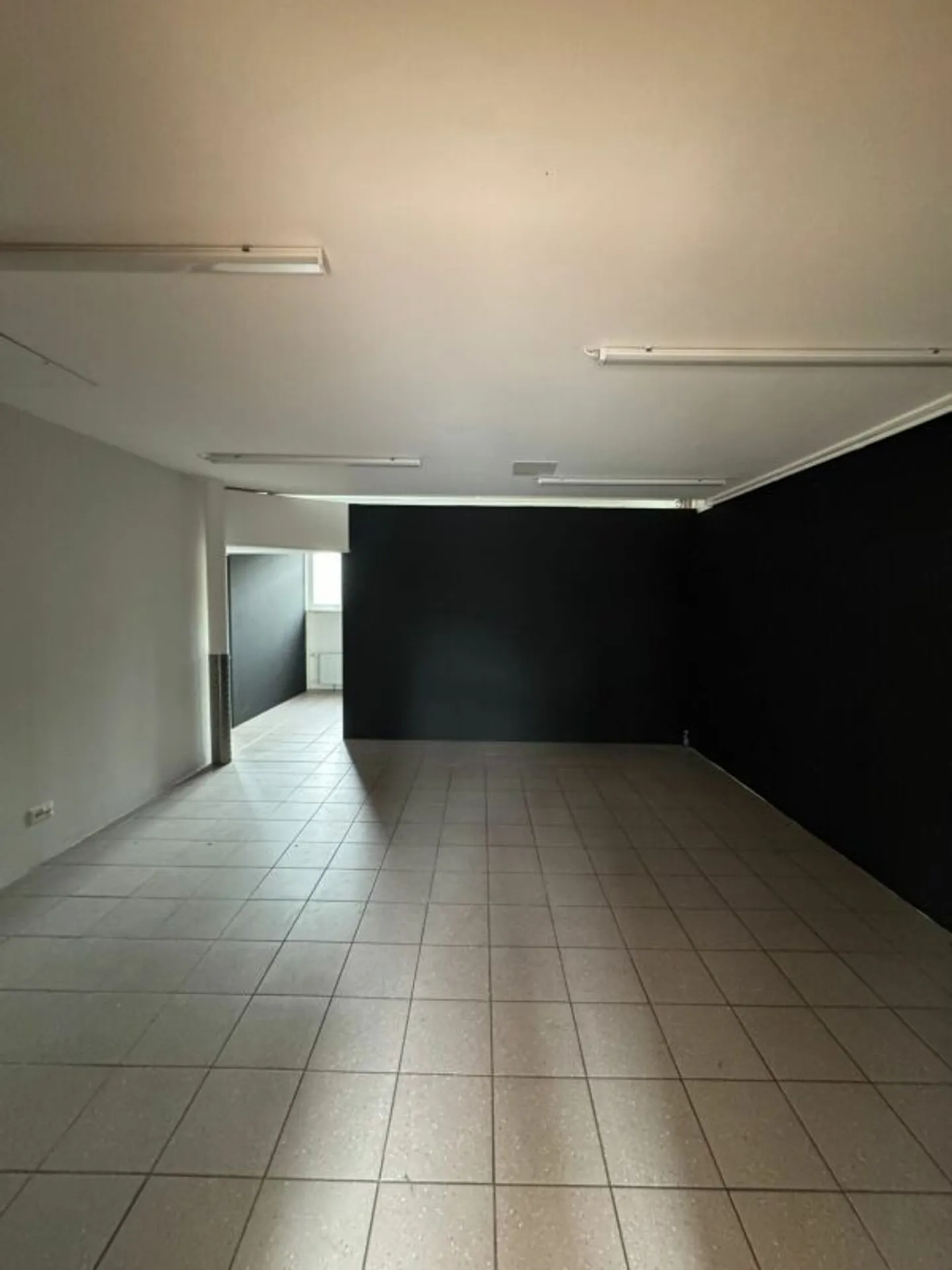 Espace de vente à louer - Photo 3 sur 9