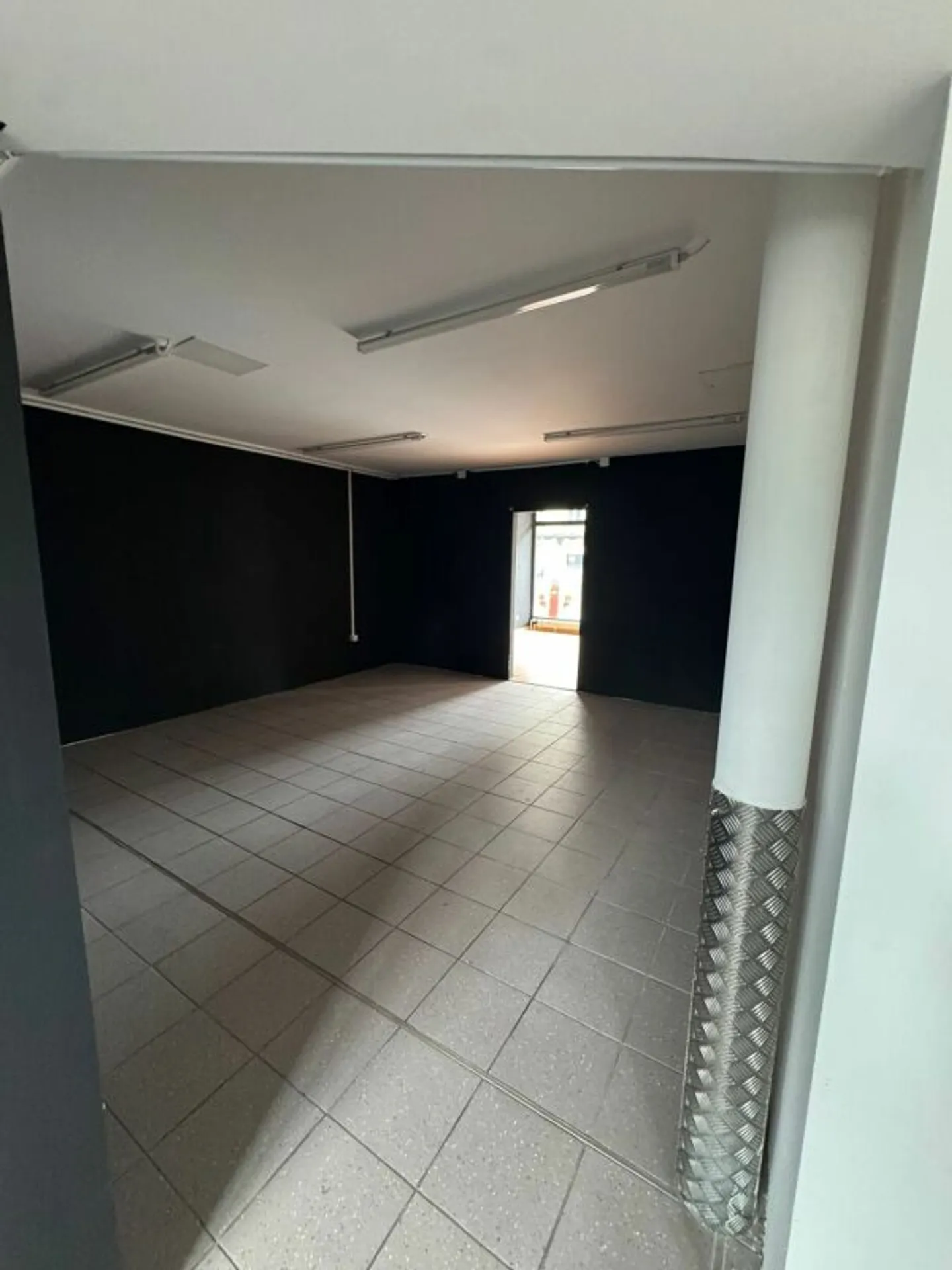 Espace de vente à louer - Photo 4 sur 9