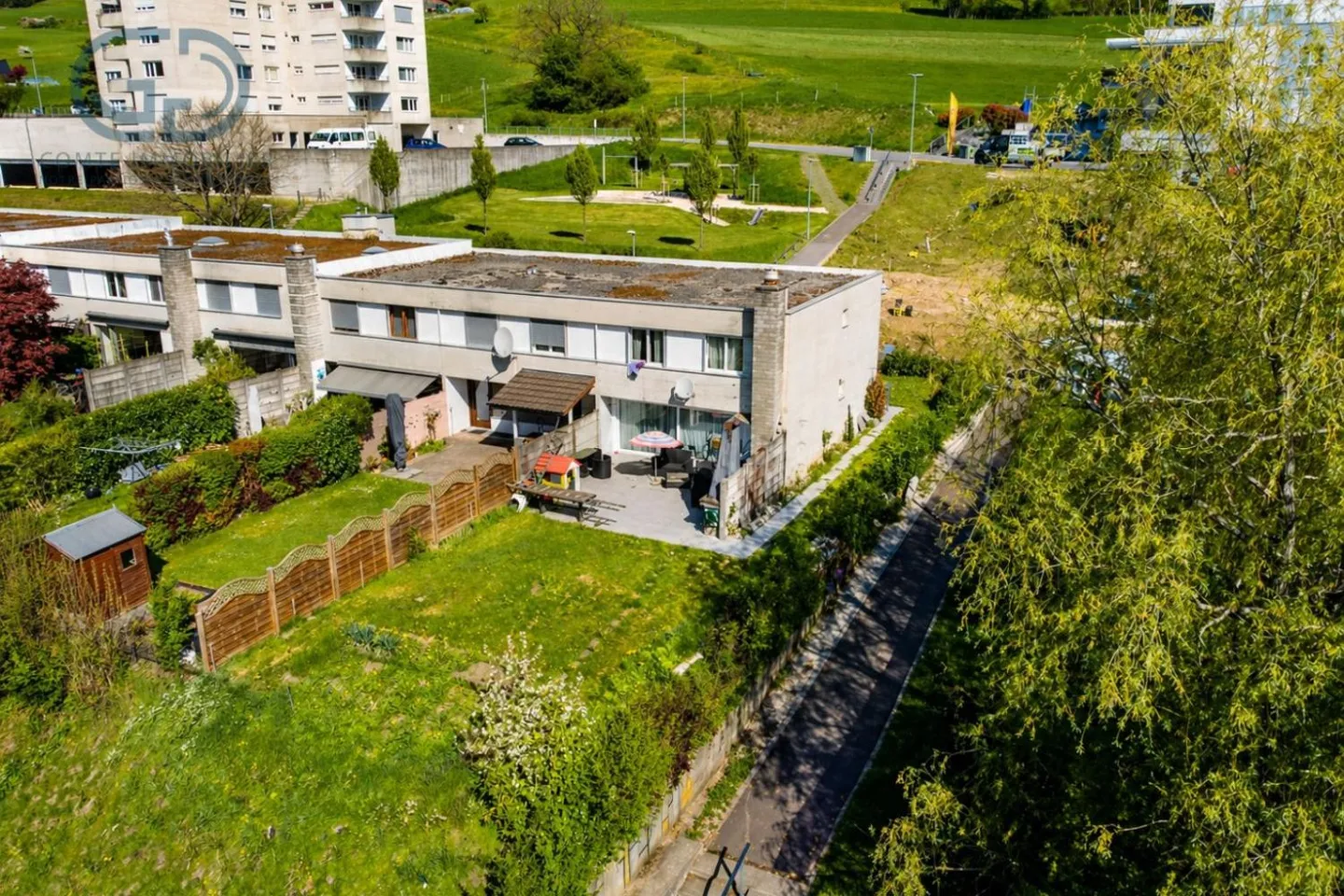 Casa unifamiliare su un lato vicino alla scuola - Foto 1 di 13