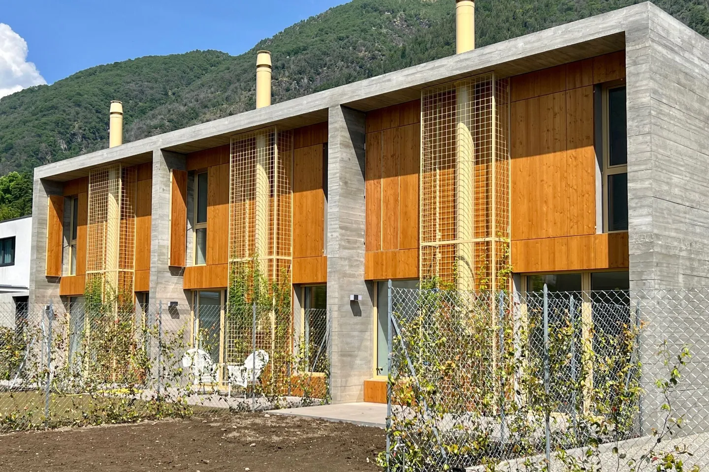 Casa unifamiliare/ a schiera con giardino e 2 posti auto - Foto 15 di 19